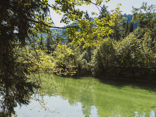 Seenlandschaft in den Bayerischen Voralpen. Der Obernachkanal, der in den Walchensee m&uuml;ndet
