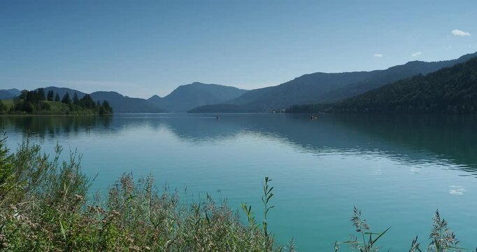 Bayerische Seenlandschaft. Walchensee, Alpensee Deutschlands. Ruhige t&uuml;rkisfarbene Wasser zwischen Halbinsel Zwergern, Katzenkopf-Buckel und Insel Sassau am Horizont
