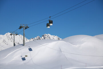 Fototapeta premium remontées mécaniques pour le ski à la station des Alpes de l'Alpe d'huez en Oisans