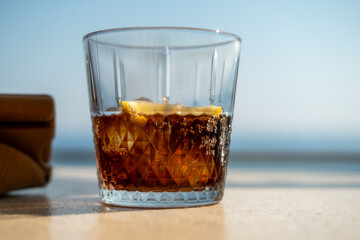Eisgekühlte Cola mit Eis und Zitrone