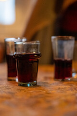 Kirschlikör in drei kleinen Gläsern