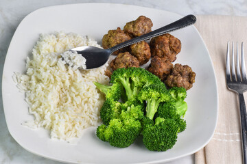  meat balls  with rice and broccoli