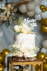 Un pastel de bodas de un nivel bellamente decorado con glaseado blanco y delicadas rosas blancas, ambientado en un lugar de bodas rústico pero elegante con una iluminación suave y romántica.