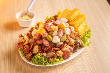 prato com cebola, ovo de codorno, calabresa e queijo, carne