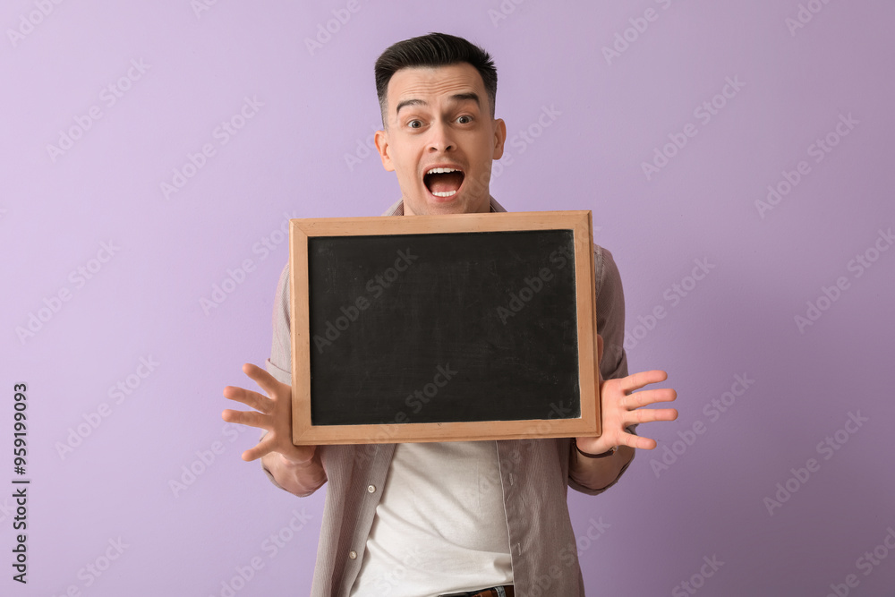 Poster Shocked male teacher with chalkboard on lilac background