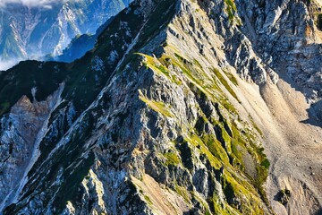 北アルプスの杓子岳の岩壁