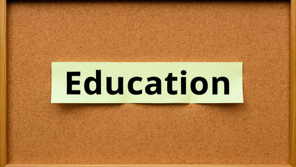 Obraz premium education word written on a note sticky on corkboard