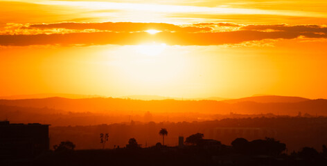 Pôr do Sol Dourado no alto da montanha