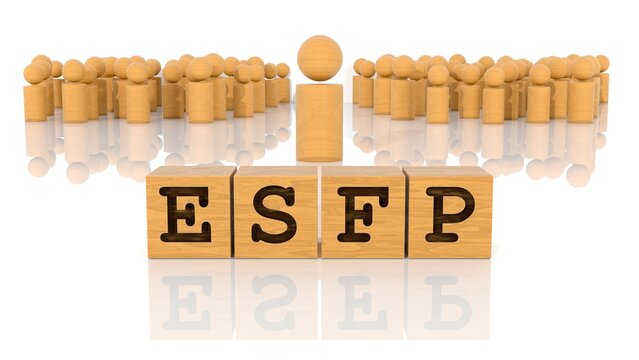 ESFPの文字が印字された木製ブロックと木製棒人間