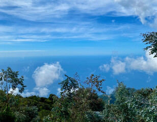 Obraz premium clouds over the mountain and the sea