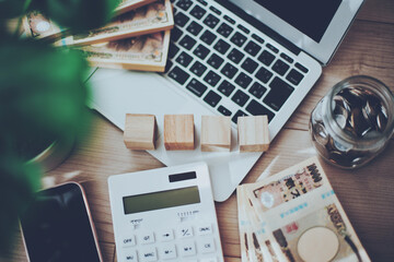 木製ブロックとネットバンクイメージ