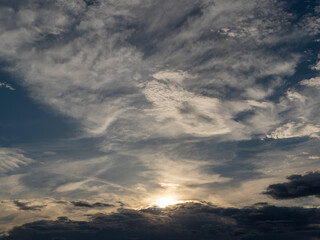 朝日に照らされる雲と青空