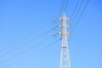 送電用鉄塔と電線と青空