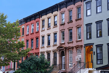 Naklejka premium New York City, row of old townhouses in alternating colors