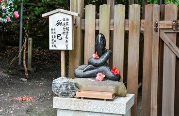 京都 哲学の道 大豊神社の狛へび（2025年干支）