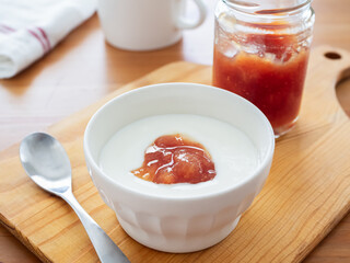 いちじくジャムをのせたヨーグルト