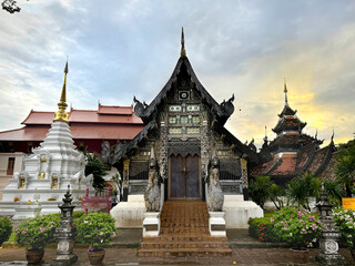Fototapeta premium Sunset sky around the Wat Chedi Luang temple complex in the evening, Chiang Mai, Thailand.