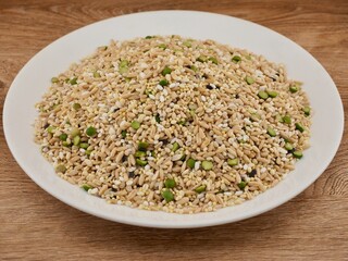 흰색 도자기 그릇에 담긴 잡곡, 건강식 
