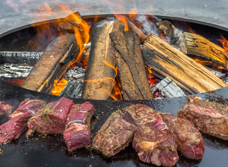 Quartiers de viande de bœuf sur brasero