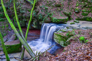 Schöne Langzeitaufnahme des Tretstein-Wasserfalls (auch Trettstein-Wasserfall) bei Hochwasser im...