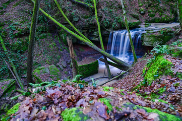 Schöne Langzeitaufnahme des Tretstein-Wasserfalls (auch Trettstein-Wasserfall) bei Hochwasser im...