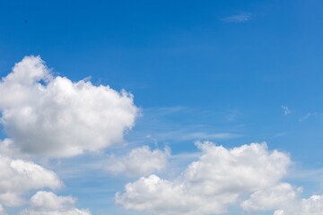 Obraz premium Fluffy White Clouds in Clear Blue Sky