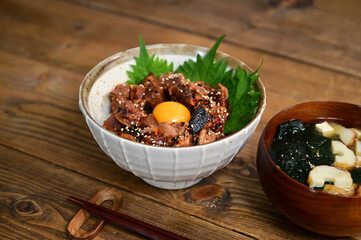 カツオのタタキコチュジャン和え丼