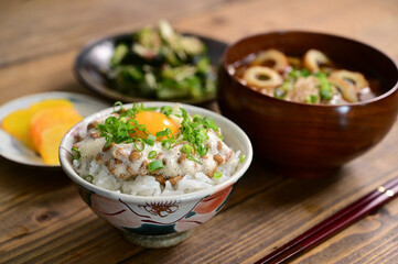 一汁一菜　納豆ご飯とみそ汁、きゅうりの酢の物
