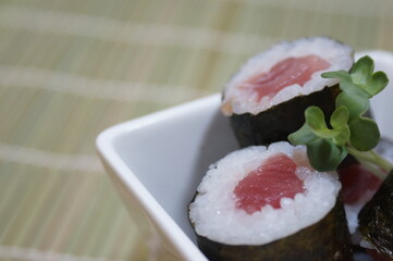 海苔巻き：ご飯の上に酢飯を使用し、さっぱりとした味わいに仕上げました。