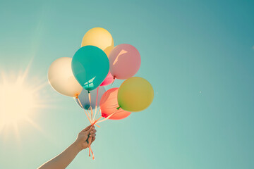 彩り豊かな風船と空と太陽の優しい光