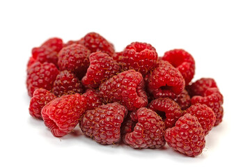 Geerntete Himbeeren vor weißem Hintergrund