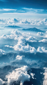 chaine de montagne avec couverture nuageuse dense vu du ciel &agrave; haute altitude