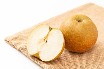 麻の布の上に置かれた梨