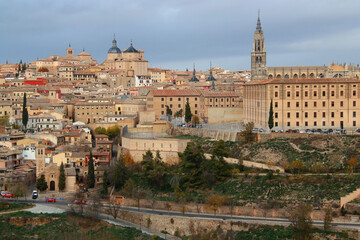 Obraz premium Photo with a view of the buildings in the historic part of the city with numerous churches and the Cathedral of Santa Iglesia Catedral Primada de Toledo in the city of Toledo, near Madrid, Spain