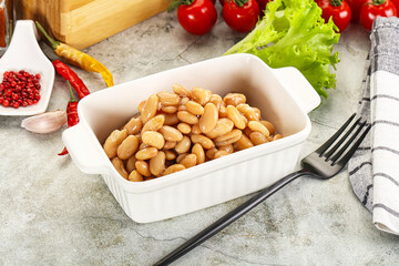 White canned beans in the bowl