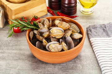 Raw vongole clams for cooking