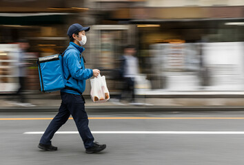 宅配デリバリーサービスの日本人の宅配スタッフ