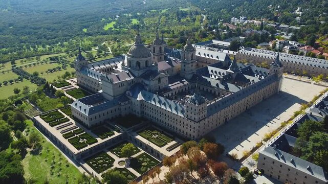 Majestic 4K drone footage capturing the Royal Palace of Madrid (Palacio Real de Madrid). Witness stunning aerial views of this historic and architectural masterpiece in Spain&rsquo;s vibrant capital