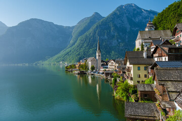 Fototapeta premium Breathtaking views of Hallstatt, Austria, revealing charming houses along the serene lake
