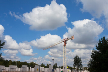 Dźwig, żuraw, podnośnik  w trakcie pracy na budowie. Crane working on construction site. © 123108 Aneta