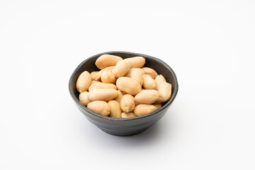 黒い器に入ったバターピーナッツ