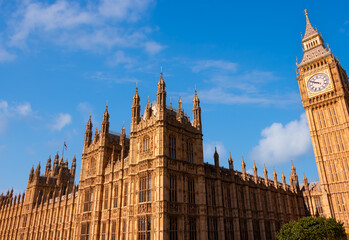 Obraz premium Houses of parliament and Big Ben in London, England. Famous landmark and tourist attraction