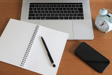 パソコンとスマホとノート　オンライン