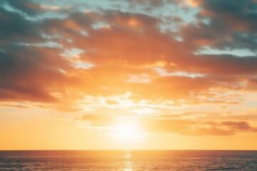 Obraz premium A breathtaking sunrise over the ocean, with the sky filled with dramatic clouds, creating a beautiful and serene scene.