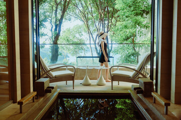 客室露天風呂付きの部屋で楽しむ女性