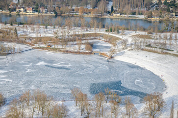 vue aérienne de la Base de Loisirs du Val de Seine sous la neige 