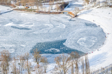 vue a&eacute;rienne de la Base de Loisirs du Val de Seine sous la neige 