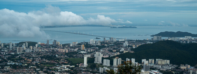 Obraz premium An aerial view of Penang island, travel destinations, downtown district, cityscape or landscaped from Penang hill, Malaysia, panoramic skyscraper. tower and apartment.