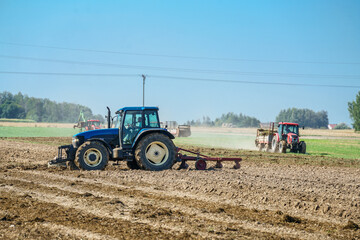 Obraz premium A tractor plowing a field