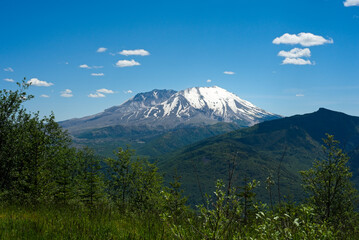 Fototapeta premium A classic view of Mount St Helens from the Elk Rock lookout in Mount Saint Helens National Volcanic Monument